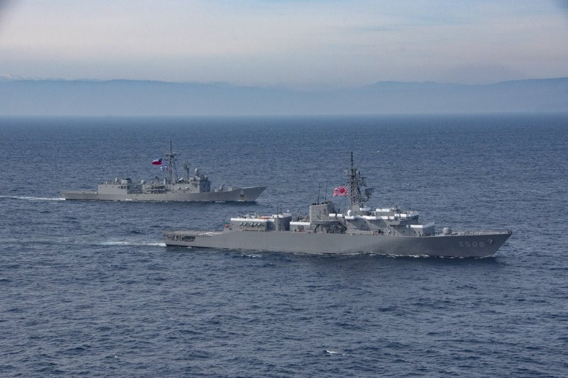 Fragata antiau00e9rea FFG 11 Capitan Prat y buque escuela Kashima TV 3508 Firma Armada de Chile