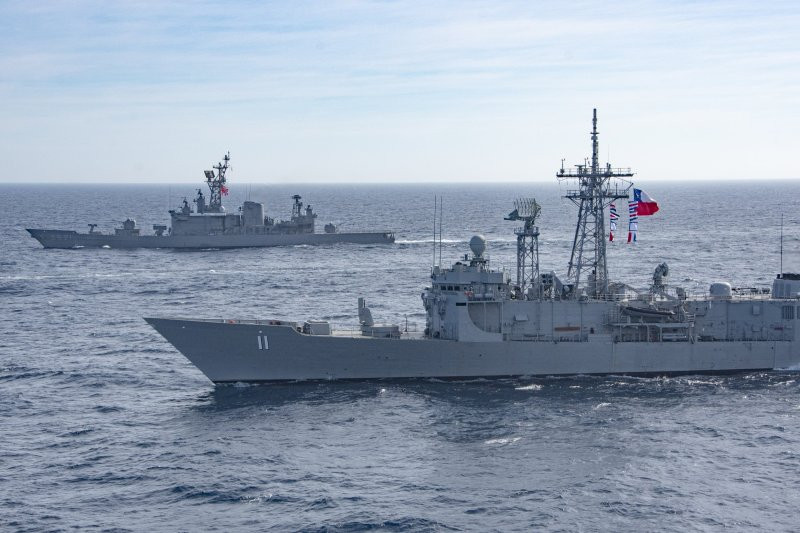 Destructor Shimakaze TV 3521 y fragata antiau00e9rea FFG 11 Capitu00e1n Prat en ejercicio Passex en la costa de Valparau00edso Firma Armada de Chile