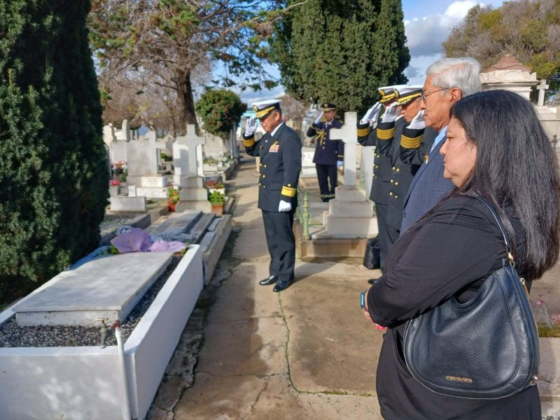 Colocaciu00f3n de ofrenda floral en las tumbas de marinos japoneses en el Cementerio de los Disidentes de Valparau00edso Firma Armada de Chile