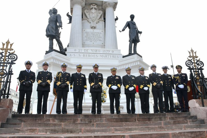 El contraalmirante Watanabe junto a los comandantes del buque escuela Kashima y destructor Shimakaze en el Monumento a Los Hu00e9roes de Iquique en Valparau00edso Firma Armada de Chile