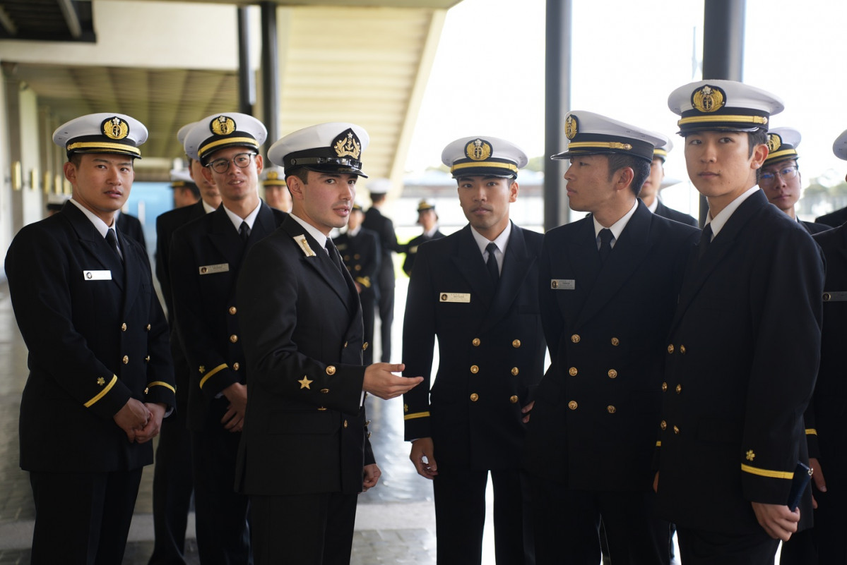 Integrantes del 75u00b0 Curso General de Candidatos a Oficial en su visita a la Escuela Naval Arturo Prat Firma Armada de Chile