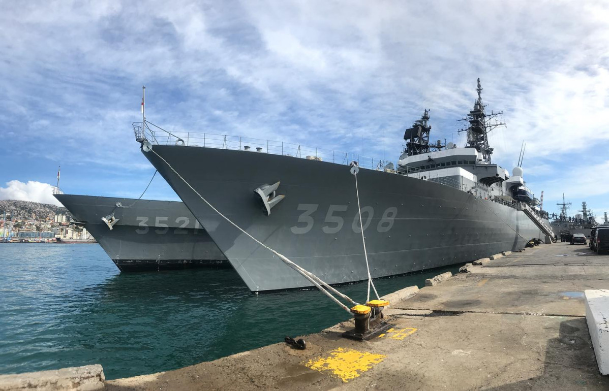 Buque escuela Kashima y destructor Shimakaze del Escuadru00f3n de Entrenamiento de la Fuerza Maru00edtima de Autodefensa del Japu00f3n en el molo de abrigo de Valparau00edso Firma Embajada del Japu00f3n en Chile