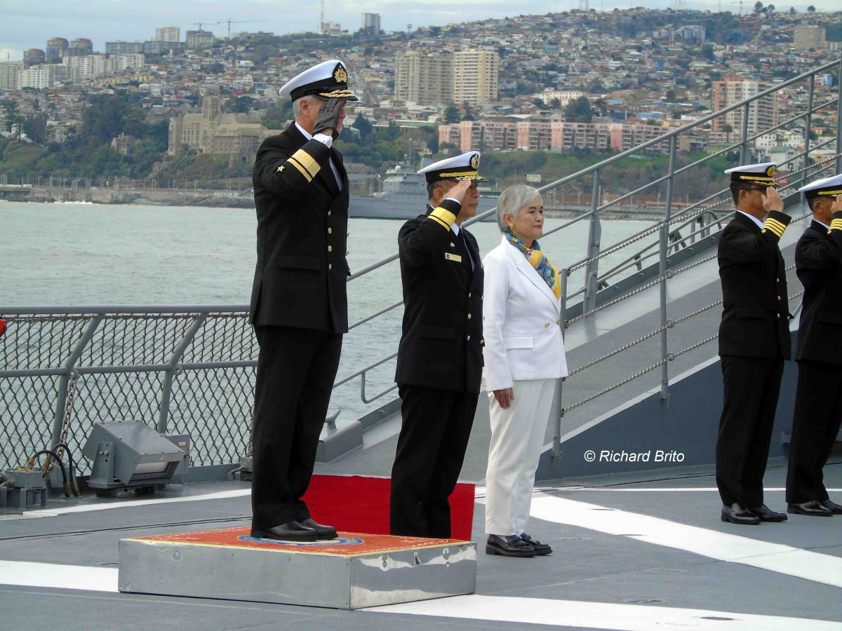 El contraalmirante Delgado el contraalmirante Watanabe y la embajadora Ito Takako en la cubierta de vuelo del buque escuela Kashima   Firma Richard Brito
