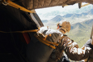 Paracaidista en un ejercicio de salto Firma Ejército de Chile 001