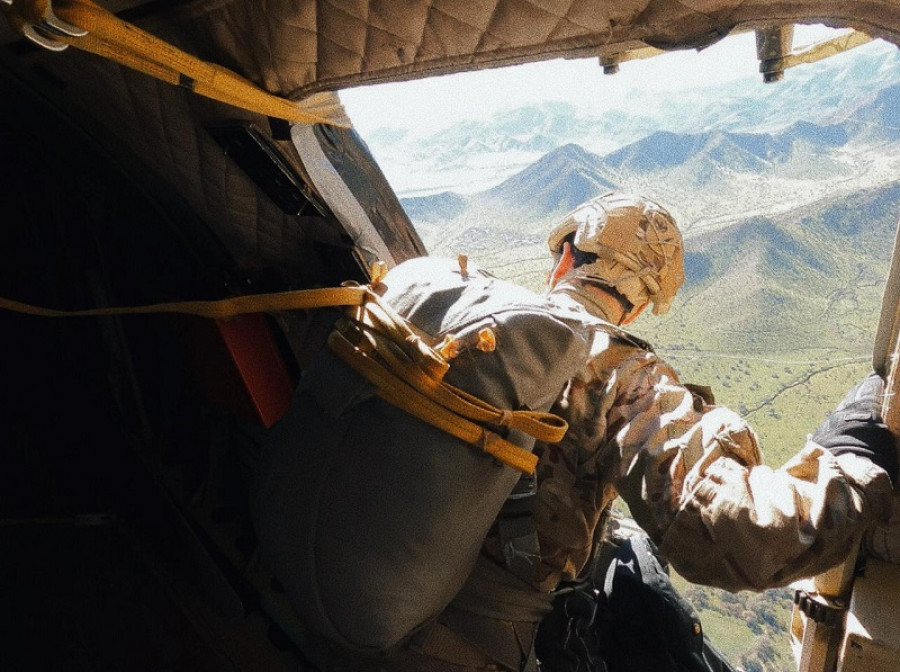 Paracaidista en un ejercicio de salto Firma Ejército de Chile 001