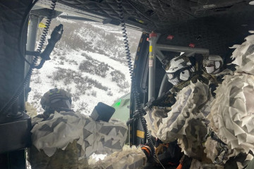 Despliegue de operadores especiales desde un helicóptero de asalto Airbus AS532AL Cougar Firma Ejército de Chile 002