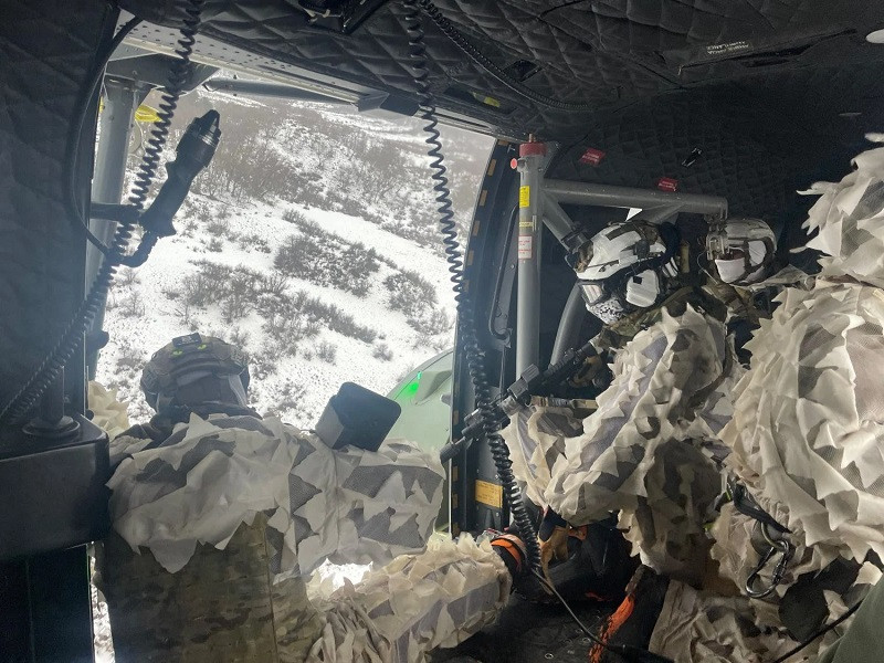 Despliegue de operadores especiales desde un helicóptero de asalto Airbus AS532AL Cougar Firma Ejército de Chile 002