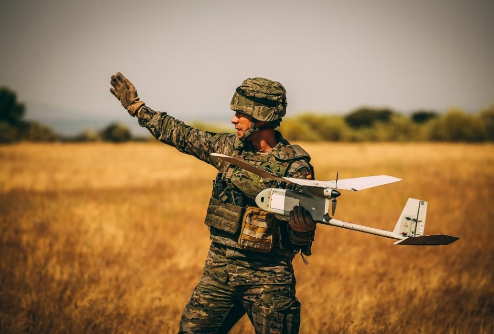 Militar español sujeta un dron
