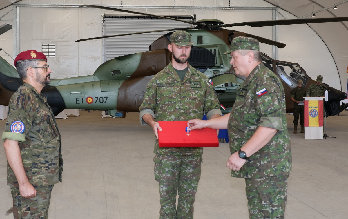 General de Division Michalkox jefe del Mando de Operaciones Conjunto en Banska Bystryca xEslovaquiax impone condecoracion al merito de la Republica SKV al Coronel Perez Herrero 3
