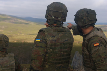 Un soldado español y otro ucraniano durante la Operación Asistencia Militar de la UE a Ucrania