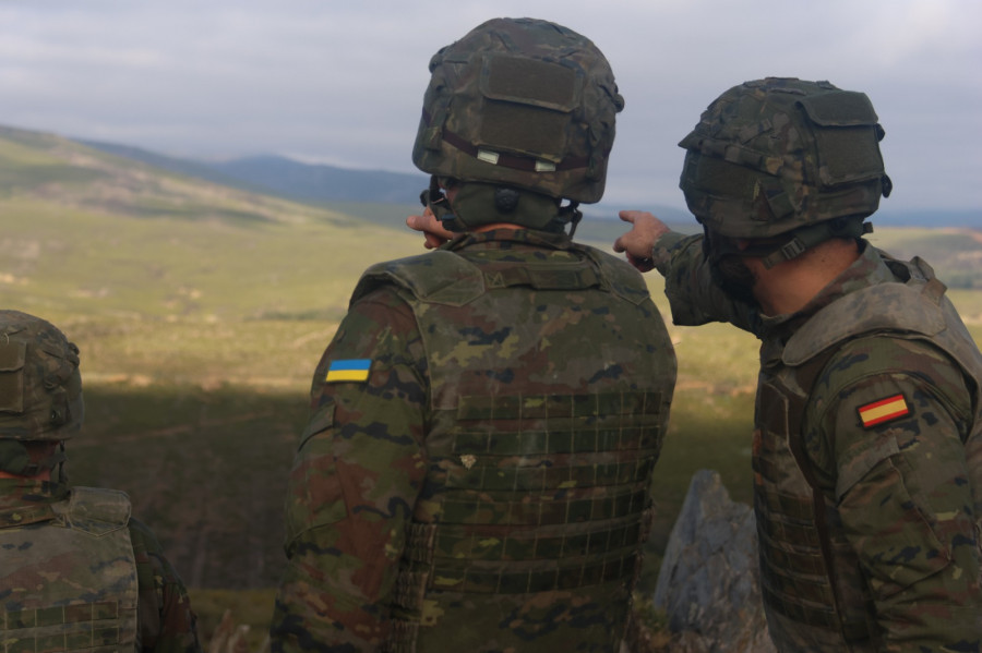 Un soldado español y otro ucraniano durante la Operación Asistencia Militar de la UE a Ucrania