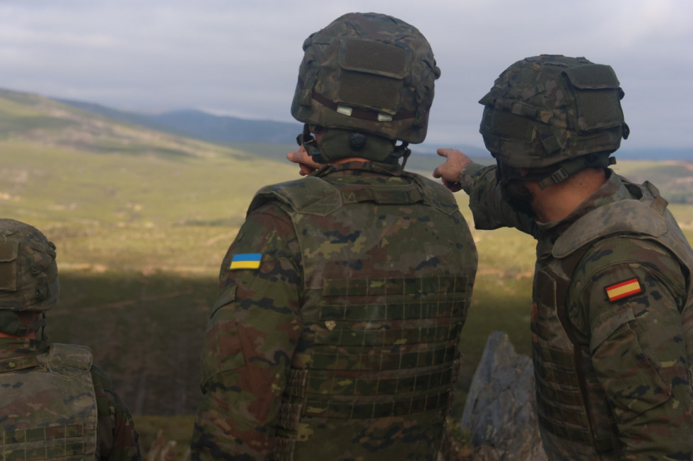 Un soldado español y otro ucraniano durante la Operación Asistencia Militar de la UE a Ucrania