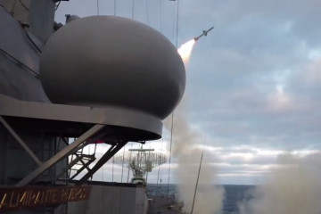 La fragata FF 18 Almirante Riveros disparo misiles NATO Sea Sparrow en el hundimiento del casco del exrompehielos AP 46 Almirante Viel en 2021 Firma Armada de Chile