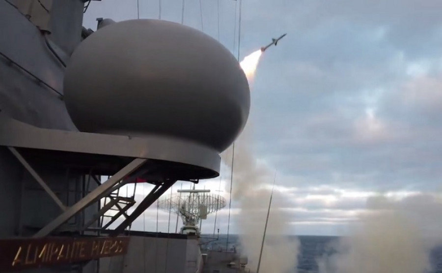 La fragata FF 18 Almirante Riveros disparo misiles NATO Sea Sparrow en el hundimiento del casco del exrompehielos AP 46 Almirante Viel en 2021 Firma Armada de Chile
