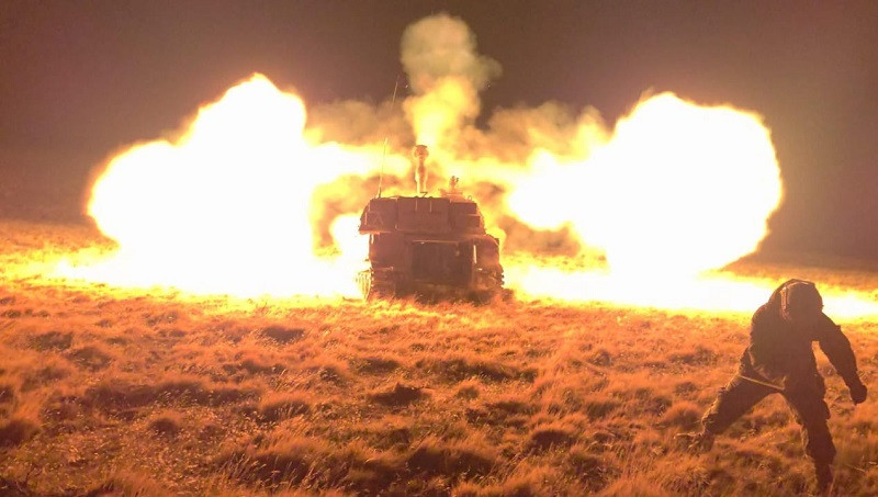 Disparo de obús remolcado M109A5 del Grupo de Artillería N°5 Wood en el ejercicio Jauken 2025 Firma Ejército de Chile