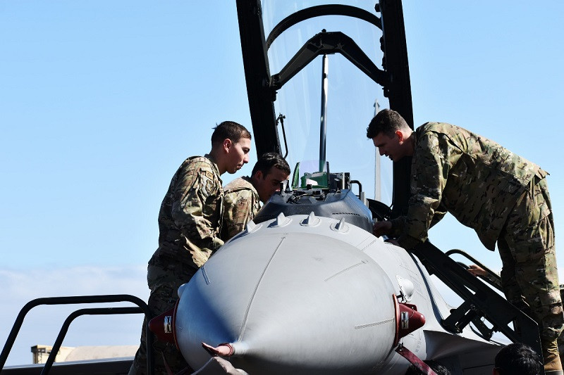 Los alumnos del Curso Básico de Oficiales del Arma de Caballería Blindada observan el interior de la cabina de un avión de combate F 16 Block 50 del Grupo de Aviación N°3 Firma FACh 002