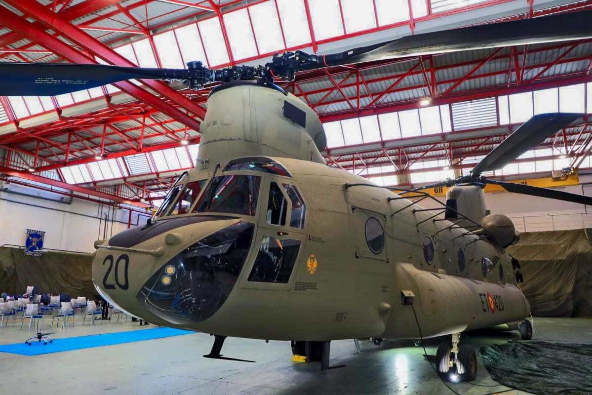 Helicu00f3ptero Chinook del Eju00e9rcito de Tierra utilizado en las labores contra incendios