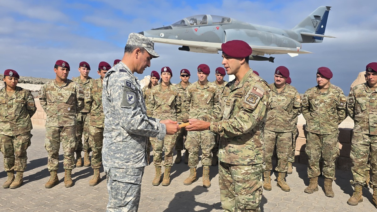 Entrega de presente de oficial del Centro de Entrenamiento de Combate Acorazado del Eju00e9rcito de Chile Firma FACh