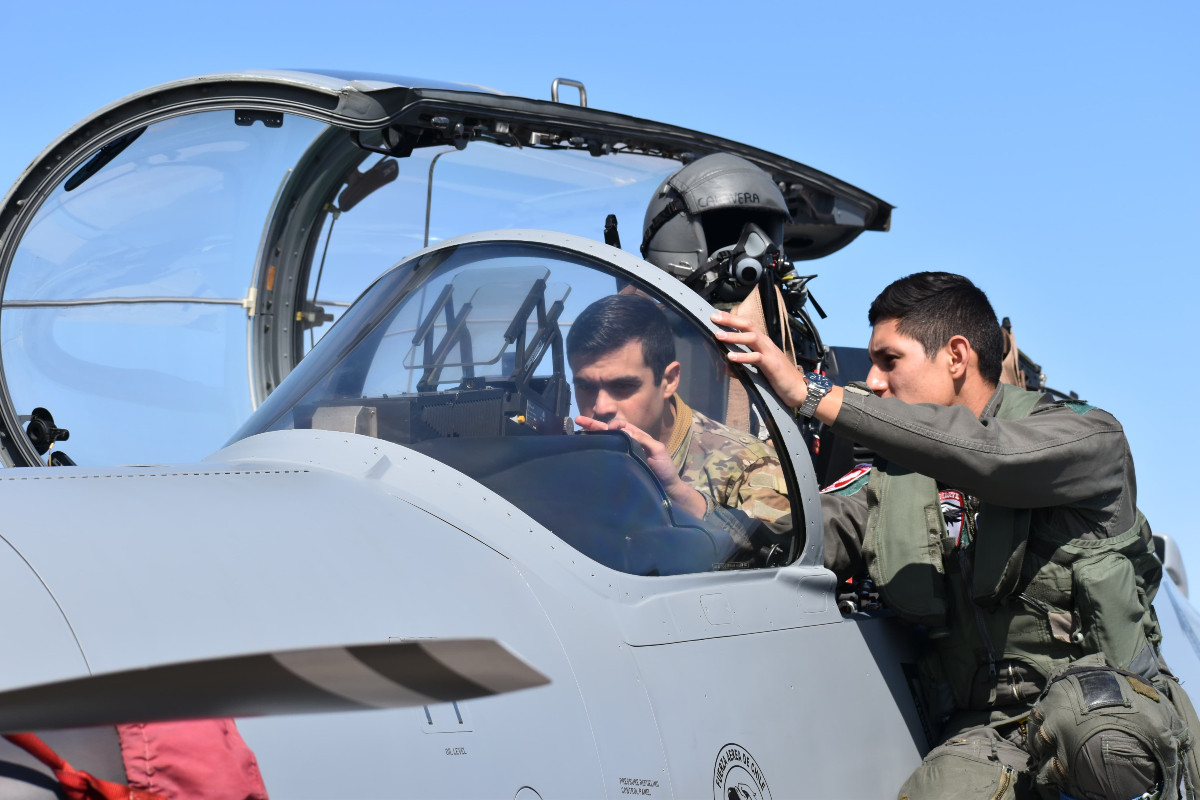 Piloto de Super Tucano explica las caracteru00edsticas de la aeronave a alumno del Curso de Oficiales del Arma de Caballeru00eda Blindada Firma FACh