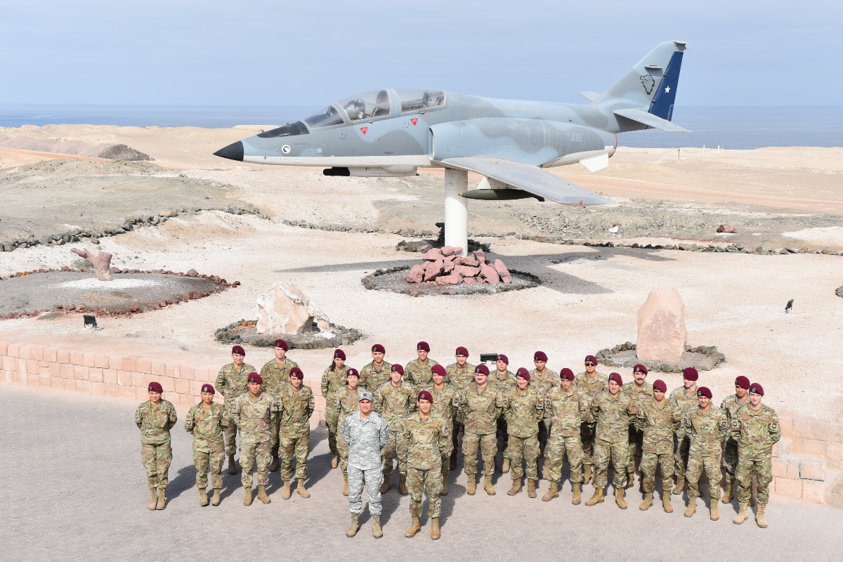 Los alumnos del Curso de Oficiales del Arma de Caballeru00eda Blindada posan junto a un aviu00f3n de combate Enaer Casa A 36 Toqui que operu00f3 en el Grupo de Aviaciu00f3n Nu00b01 hasta su desactivaciu00f3n en 2022 Firma FACh