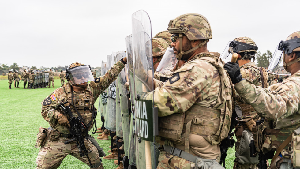 Miembros de la Guardia Nacional de Estados Unidos se entrenan en técnicas antidisturbios