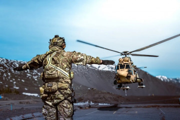 Helicóptero de asalto Airbus AS532AL Cougar ateriza para efectuar evacuación aeromédica de heridos simulados en el ejercicio Southern Vanguard 2025 Firma Ejército de Chile