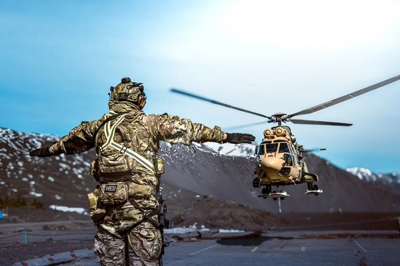 Helicóptero de asalto Airbus AS532AL Cougar ateriza para efectuar evacuación aeromédica de heridos simulados en el ejercicio Southern Vanguard 2025 Firma Ejército de Chile