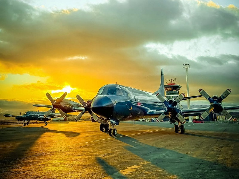 Avión de exploración aeromarítima Lockheed Martin P 3ACH Orion junto a un P 111 del Destacamento Aeronaval en el Aeródromo Guardiamarina Zañartu de Puerto Williams Firma Armada de Chile 002