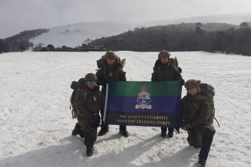 Cadetes del Queen’s University Officers Training Corps del Reino Unido en el Período de Instrucción en Terrenos Nevados en el Campo de Instrucción y Entrenamiento Lonquimay Firma Ejército de Chi