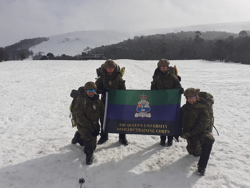 Cadetes del Queen’s University Officers Training Corps del Reino Unido en el Período de Instrucción en Terrenos Nevados en el Campo de Instrucción y Entrenamiento Lonquimay Firma Ejército de Chi