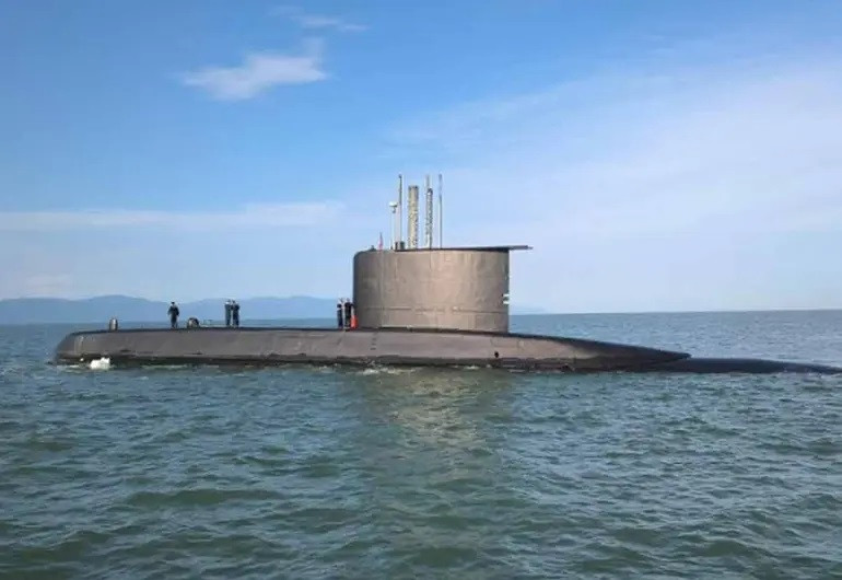 Submarino Thomson de la Armada de Chile en puerto Vallarta México Firma Excelsior 002