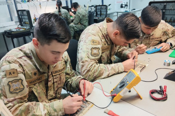 Alumnos del Curso Básico para Suboficiales Mecánicos de Equipos de Telecomunicaciones en las instalaciones del Cmeot de Famae Firma Ejército de Chile