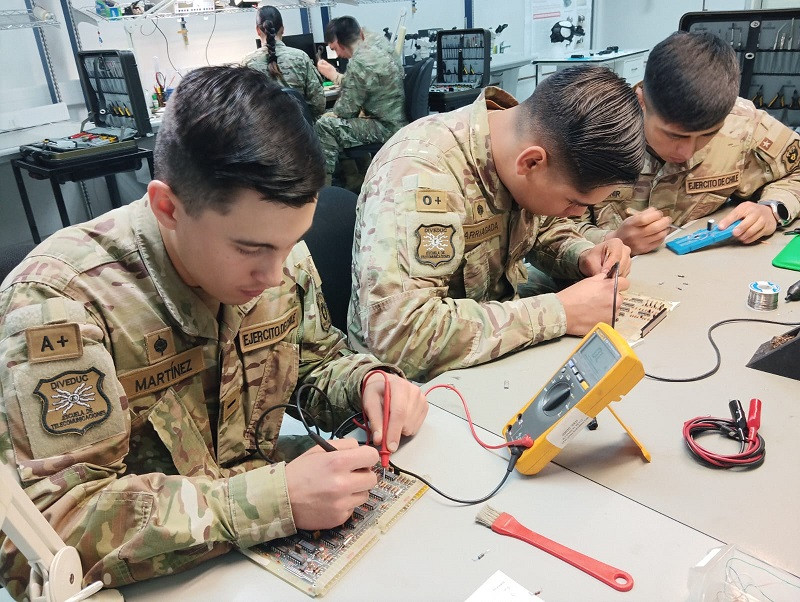 Alumnos del Curso Básico para Suboficiales Mecánicos de Equipos de Telecomunicaciones en las instalaciones del Cmeot de Famae Firma Ejército de Chile