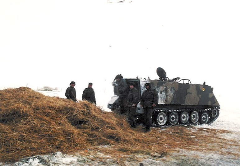 El ciclo logu00edstico era constante llegando ayuda en barcazas para ser distribuida en vehu00edculos como este carro M113 del Eju00e9rcito de Chile