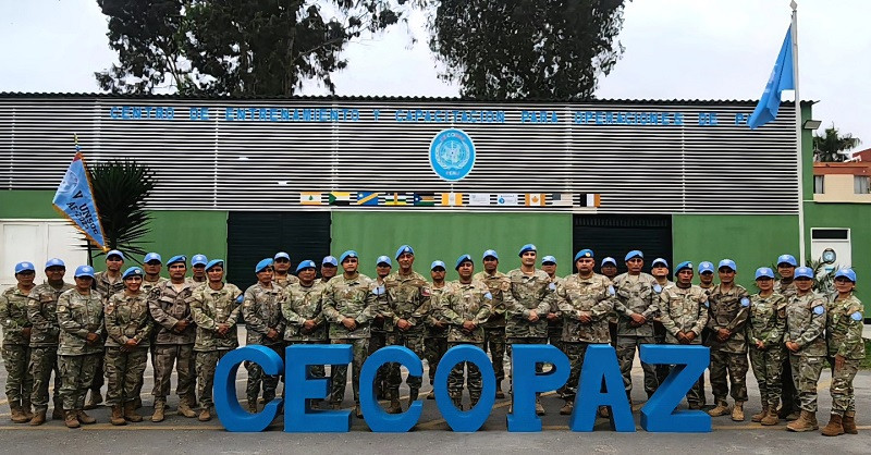 El sargento 2° Cavieres junto a los alumnos del V Curso Internacional de Auxiliar de Estado Mayor de Naciones Unidas de Cecopaz Perú Firma Estado Mayor Conjunto de Chile 002