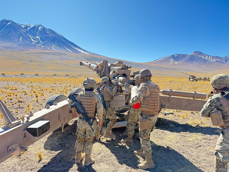 Artilleros preparan un Soltam M 71 de 155 mm en un pru00e1ctica de tiro en el sector de Ojos de San Pedro Firma Eju00e9rcito de Chile