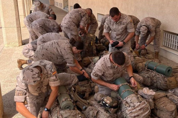 Miembros de la Infantería de Marina proceden a su movlización para luchar contra el fuego