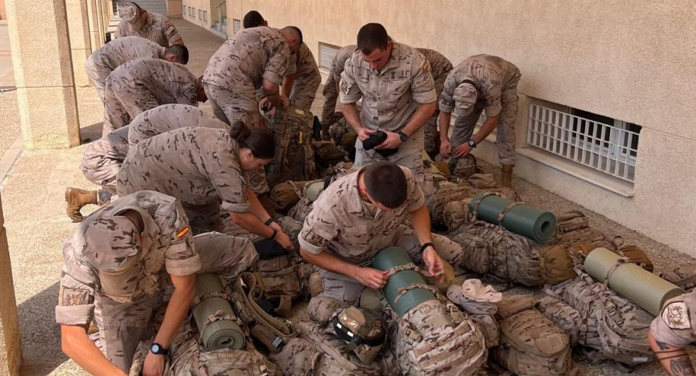 Miembros de la Infantería de Marina proceden a su movlización para luchar contra el fuego