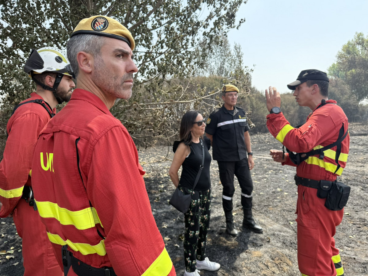La ministra de Defensa conversa con los responsables de la UME en la lucha contra el fuego en Zamora y Orense