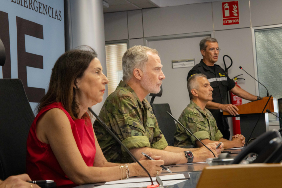 Felipe VI y Margarita Robles durante la reunión sobre el punto de situación de los incendios este domingo en España