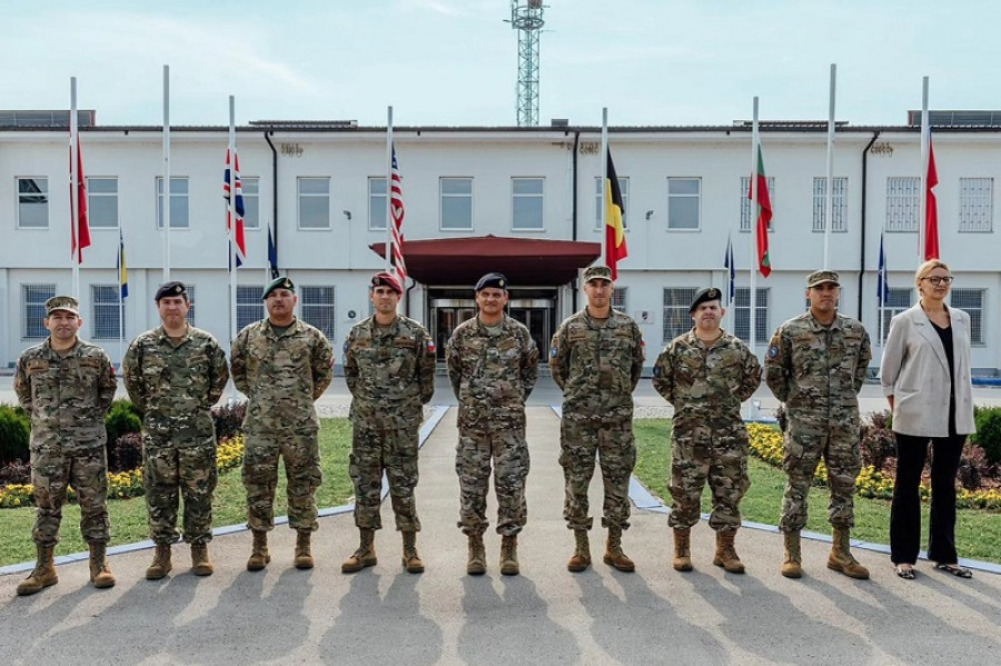 El contraalmirante Manzano en su visita a Camp Butmir en Sarajevo Firma Estado Mayor Conjunto de Chile 002