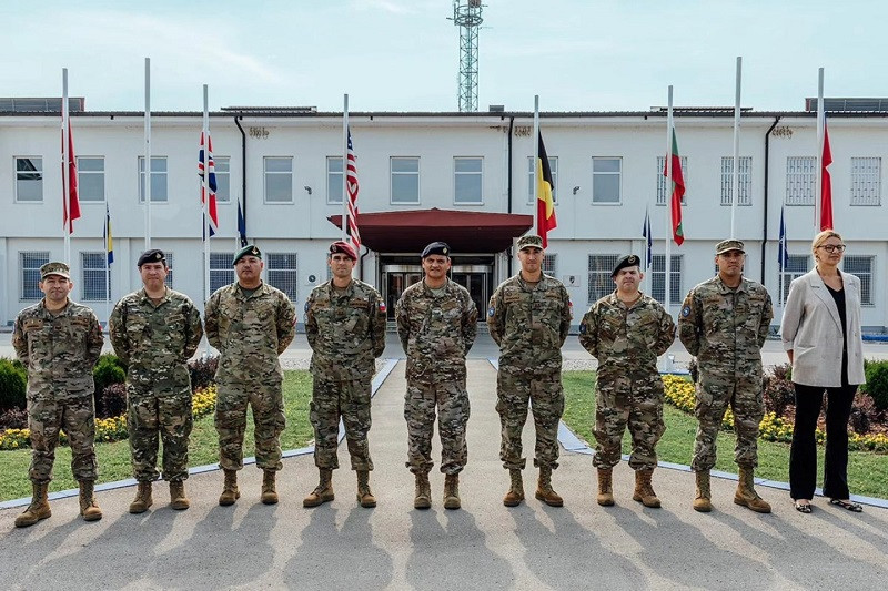 El contraalmirante Manzano en su visita a Camp Butmir en Sarajevo Firma Estado Mayor Conjunto de Chile 002