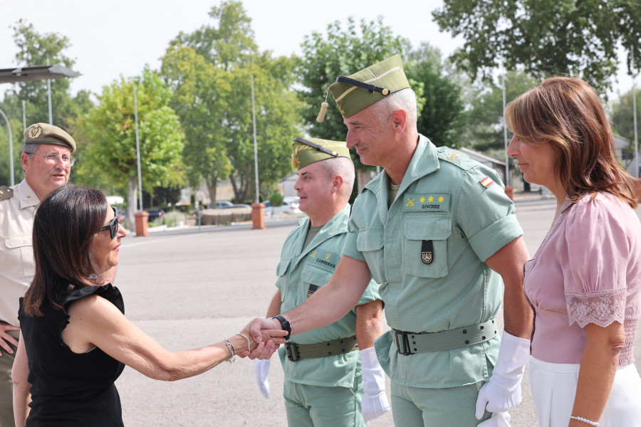 La ministra de Defensa visita la base de la Legión en Ronda