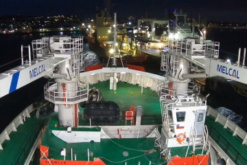 Barcaza Growler a bordo del rompehielos AGB 46 Almirante Viel Firma Armada de Chile