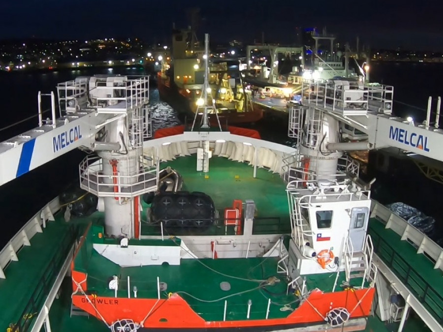 Barcaza Growler a bordo del rompehielos AGB 46 Almirante Viel Firma Armada de Chile