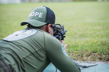 Integrante del GOPE de Carabineros de Chile efectuando ajuste de puntería de fusil Firma Socsouth 002