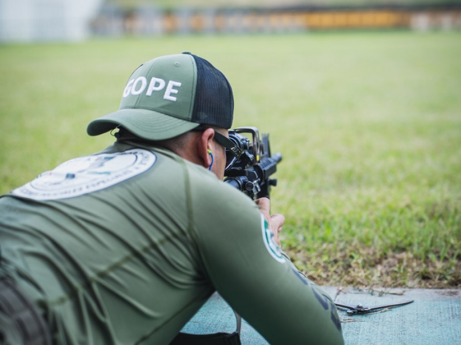 Integrante del GOPE de Carabineros de Chile efectuando ajuste de puntería de fusil Firma Socsouth 002