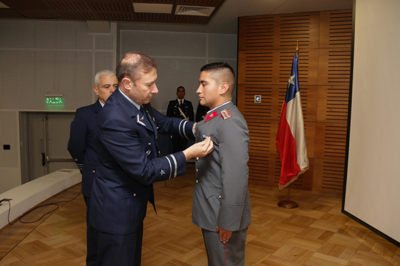 El general de brigada au00e9rea Guillermo Pino entrega al alfu00e9rez Josu00e9 Rojas la piocha roja de piloto militar Firma FACh