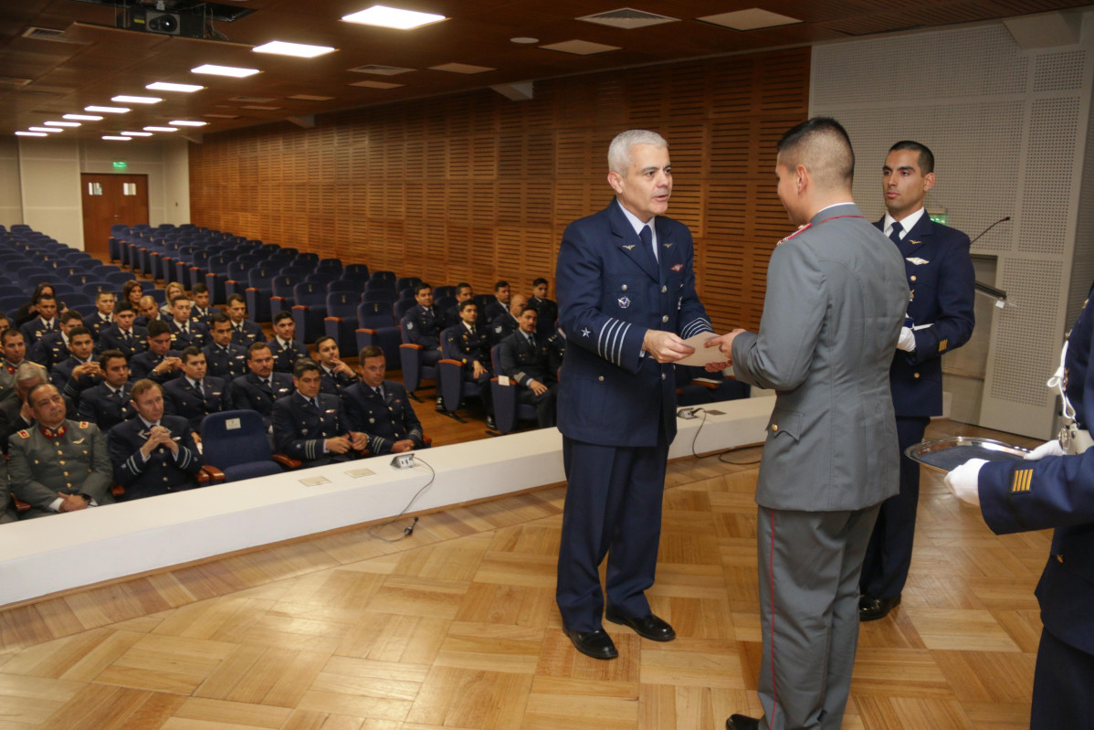El director de la Escuela de Aviaciu00f3n entrega diploma al alfu00e9rez Josu00e9 Rojas Firma FACh