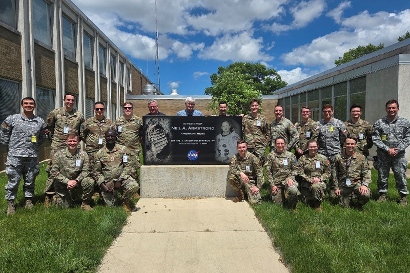 Oficiales de la Fuerza Aérea de Chile del curso de Ingeniería de Sistemas Espaciales de AFIT en la visita al Centro de Investigación Glenn de la NASA